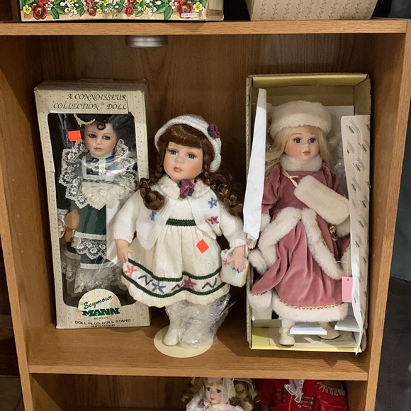 Collectible dolls sold as a lot. Asking Dutch auction opening bid $75 - Picture 2 of 9